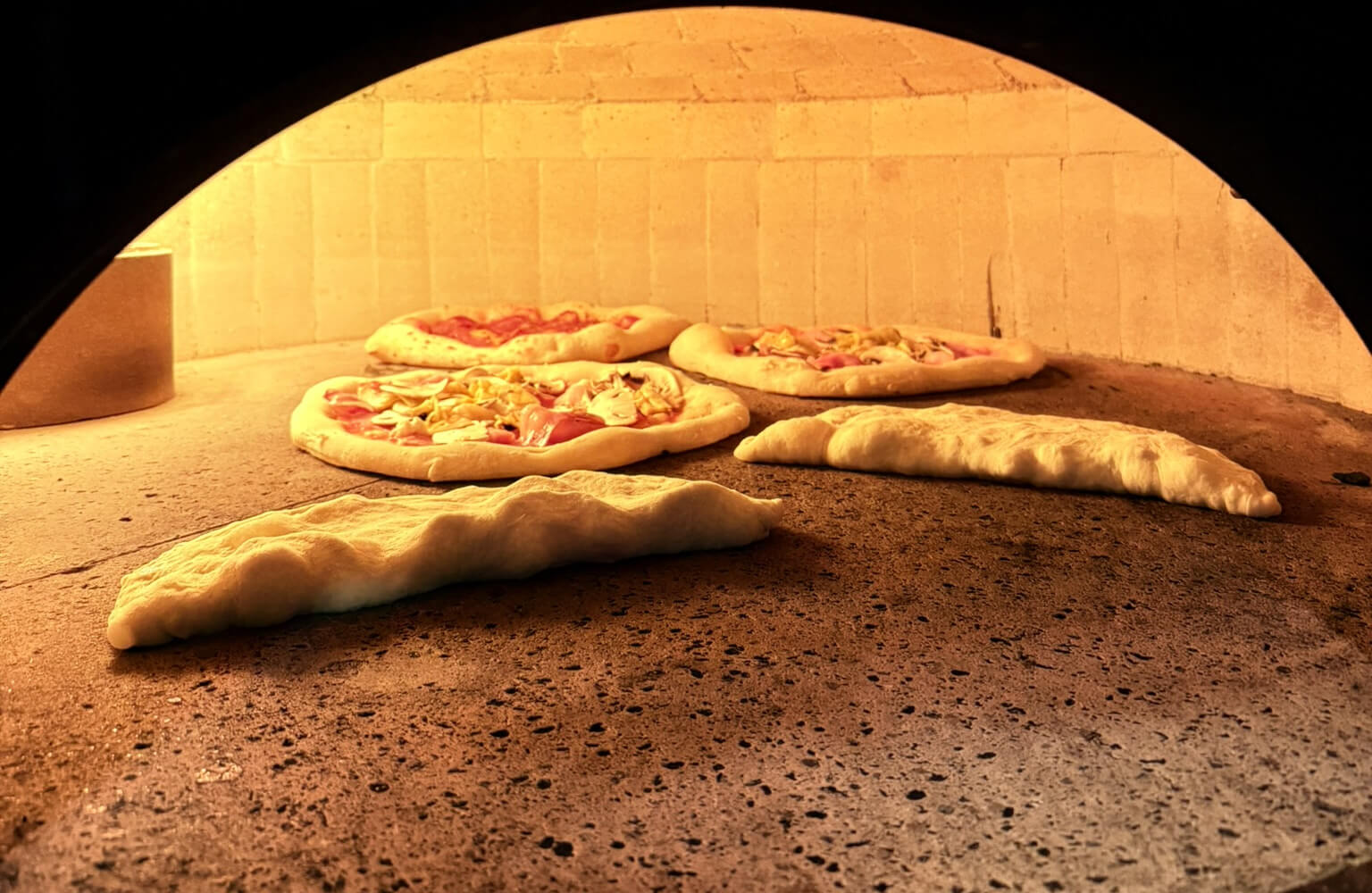 Duża pizza z mozzarellą i bazylią z pieca